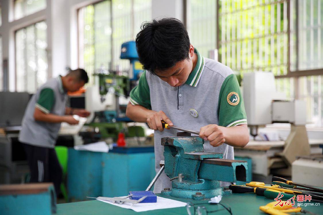 2021年6月2日,东阳职业教育中心学校东技校区内,学生在参加钳工项目