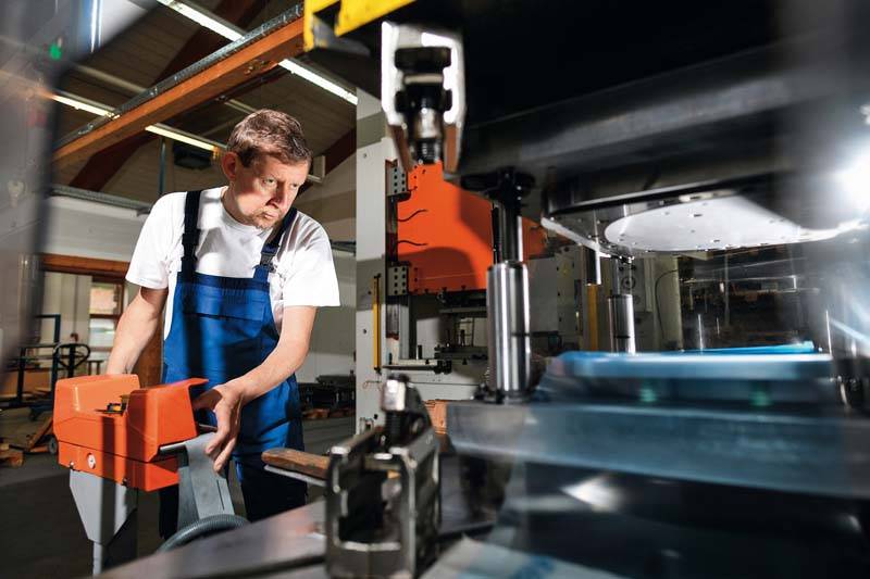 2020年5月15日,在德国奥伯劳,模具制造企业swo的机械师在生产防护面罩