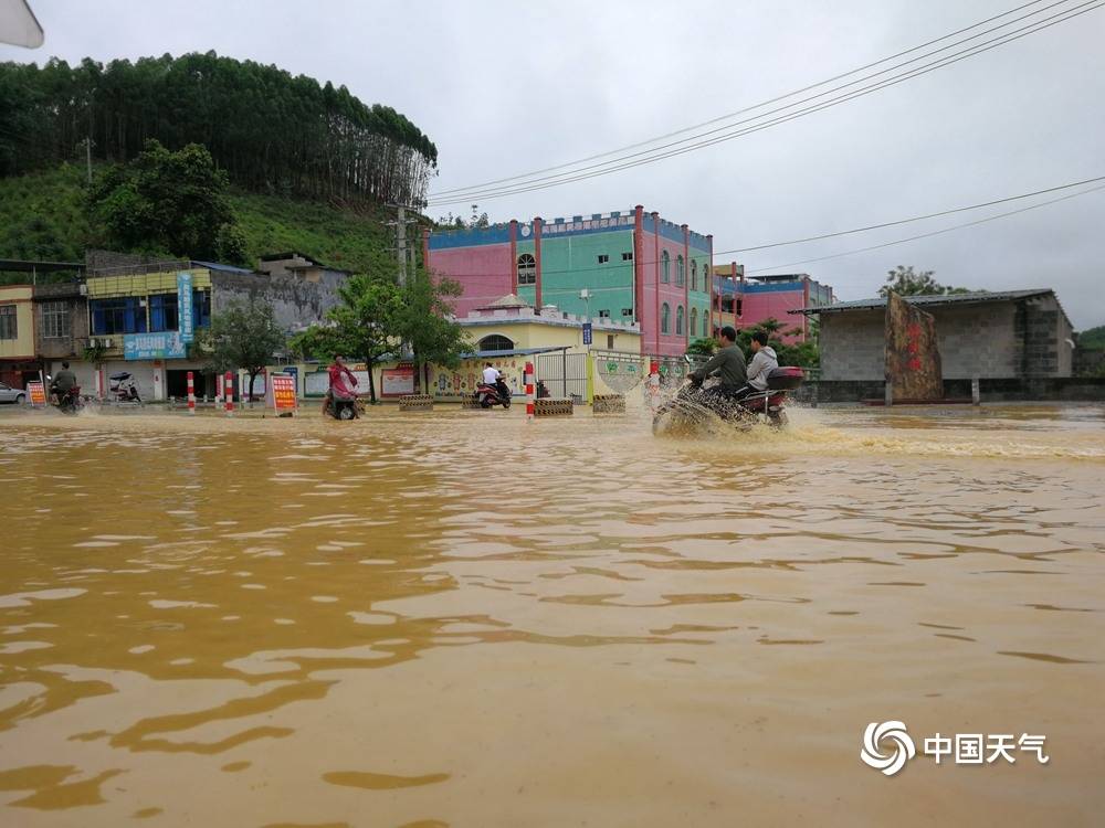 广西南宁局地遭遇大暴雨 公路边坡塌方_灵马镇