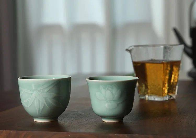 有7位大师风范的茶杯巧剜明月染夏湖梅兰莲竹入盏中