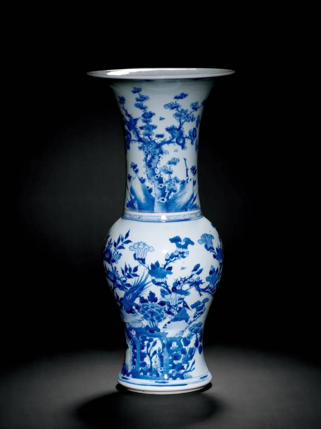 瓶下部绘雉鸡牡丹,玉棠富贵图,上部绘喜鹊登梅图,青花发色雅倩清幽