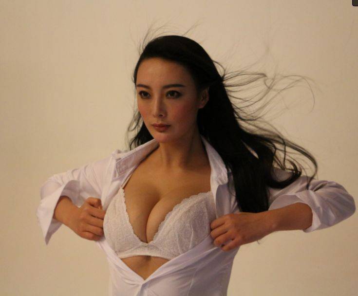 王李丹妮和徐冬冬,是两位风格类似的女星,都是出演一些花瓶类的性感