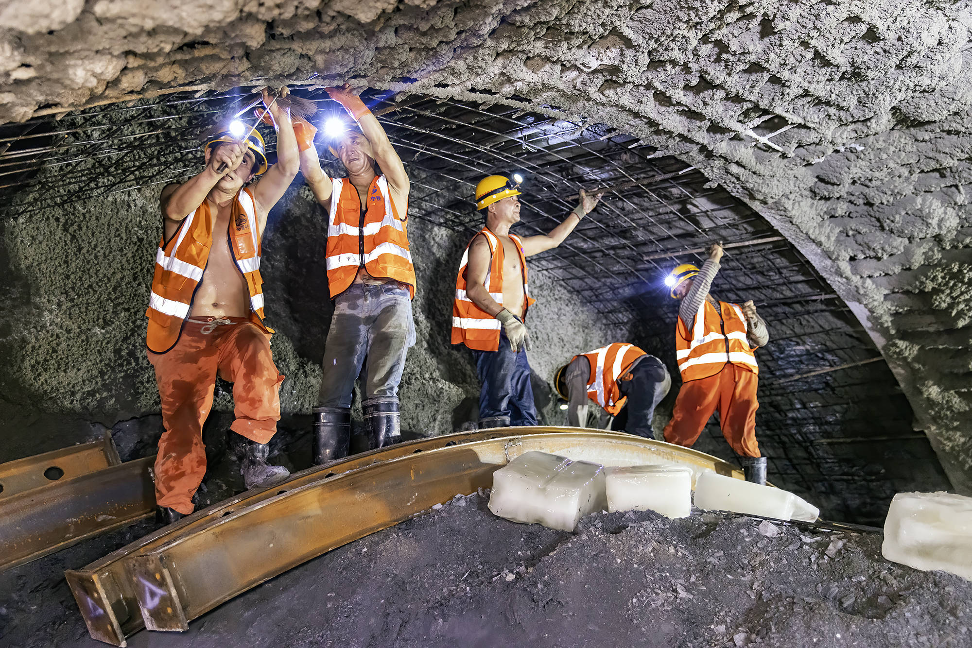 中老铁路景寨隧道建设者正在掌子面施工(5月31日摄).