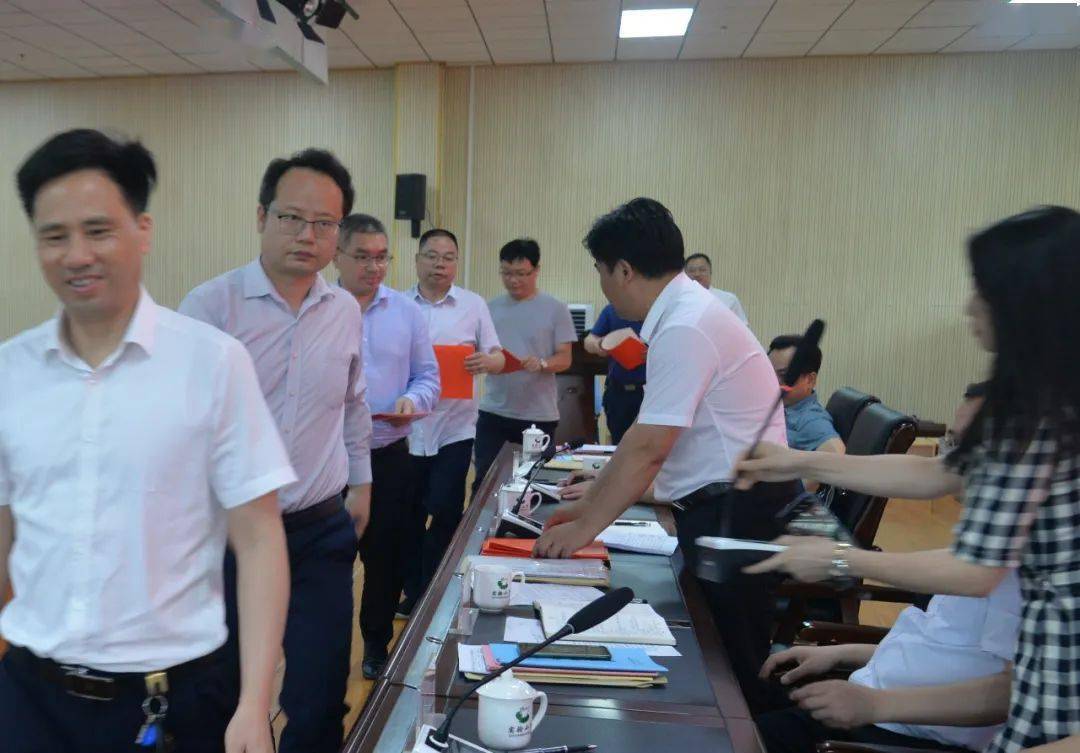 "三考"考点向教育局党委书记,局长欧正坤递交责任状.