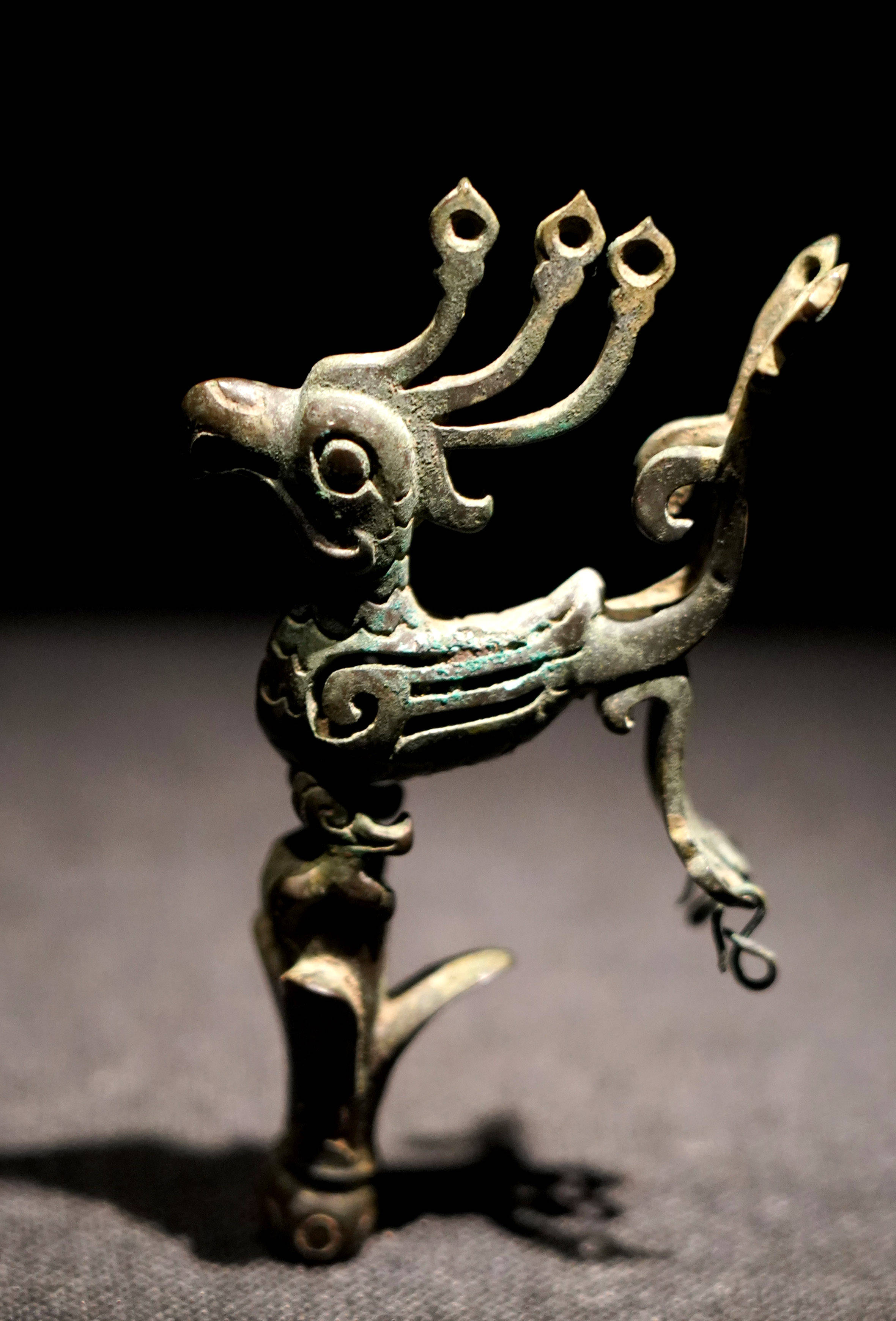 6月7日在奉贤博物馆展厅拍摄的四川广汉三星堆博物馆藏文物"铜神树