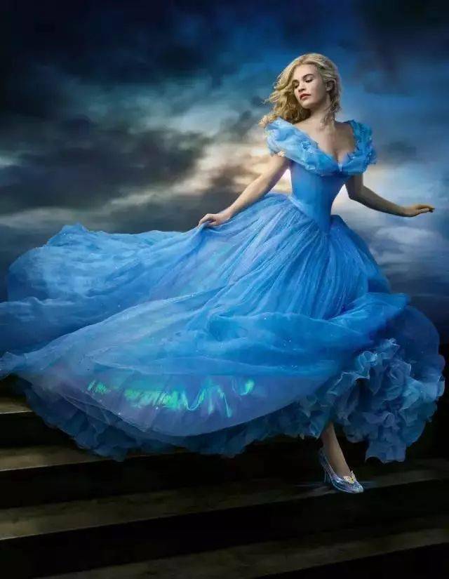 身为女孩儿,童年所有关于公主的幻想都寄于水晶鞋与蓝色礼服裙里.