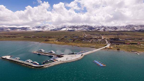 这是2017年5月11日拍摄的青海湖二郎剑景区(无人机照片).