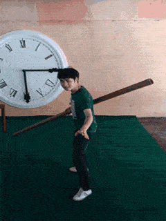 搞笑gif:哥们别这样,小姐姐都被你吓住了