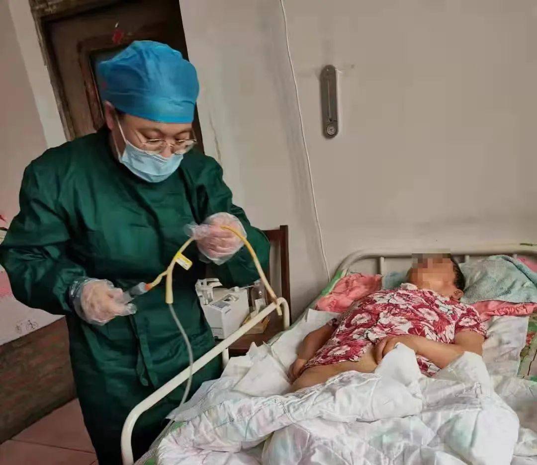 【医护到家】故事39:老人卧床更换尿管成难题 护士上门服务暖人心
