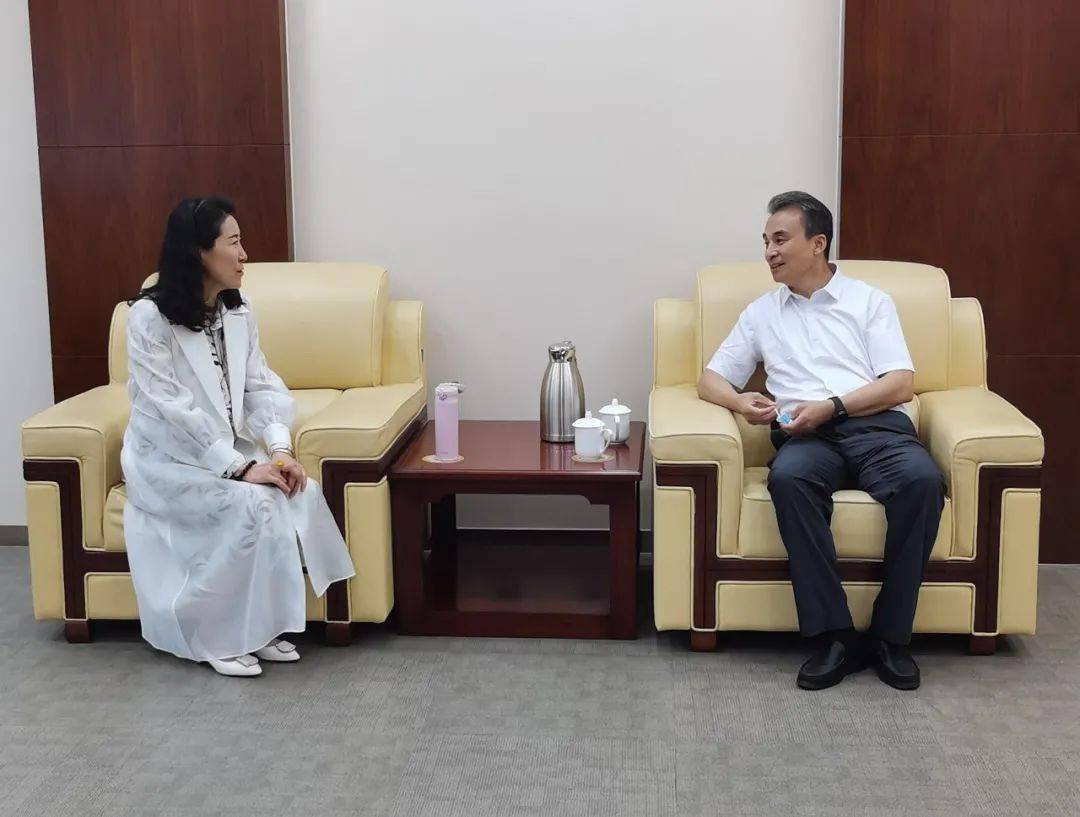 鄂伦春自治旗委统战部部长阿江达冰一行来到西城社院商讨合作培训事宜