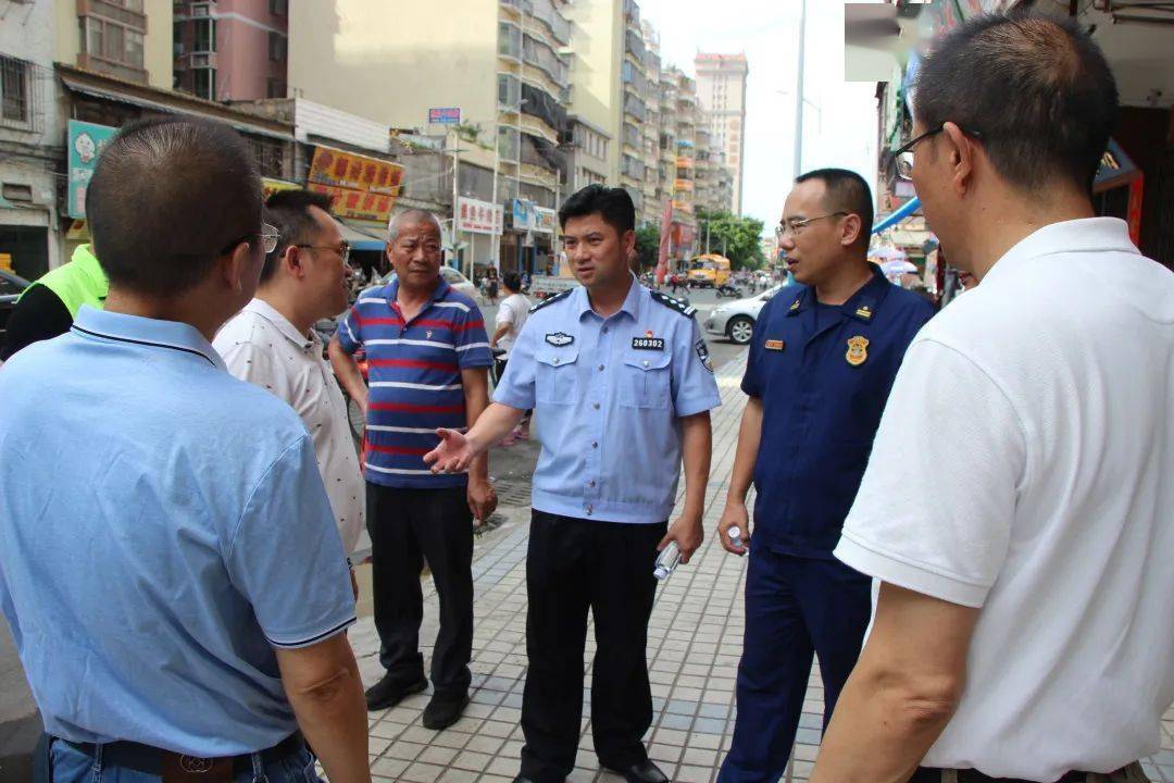 普宁市副市长,公安局长陈泓铎和普宁市消防救援大队大队长柯润同志