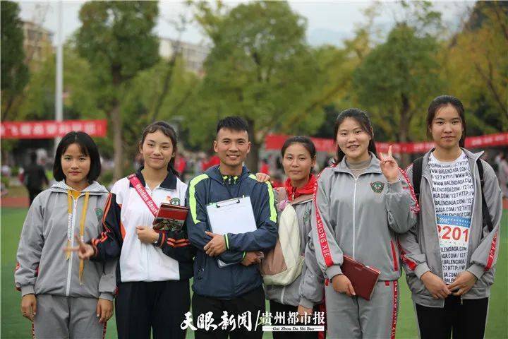 文交,松桃民族中学体育老师,从2015年开始就担任该校的足球教练.