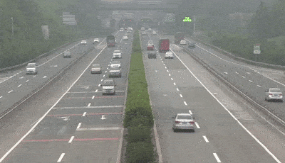 四川高速交警三支队四大队副大队长陈柯也提醒过往驾驶员,在高速公路