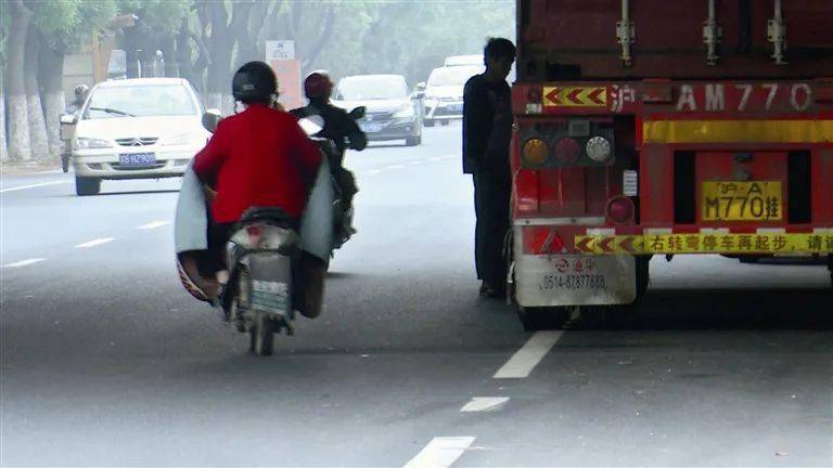 加油车占用车道,电动自行车绕行