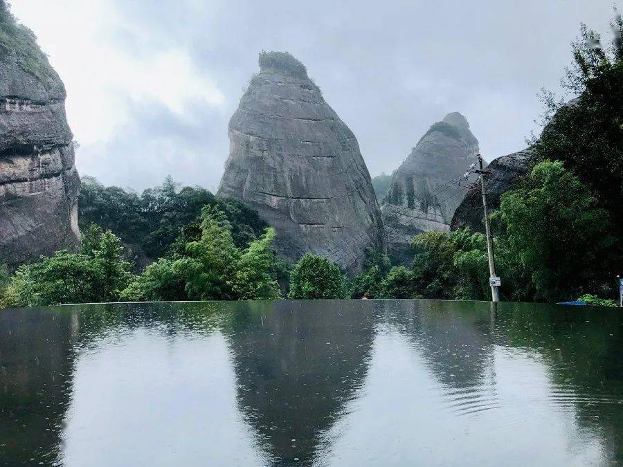 龙头香,龙头长约百米,最窄处不到10cm,巨龙昂首,上接苍穹,下临深渊