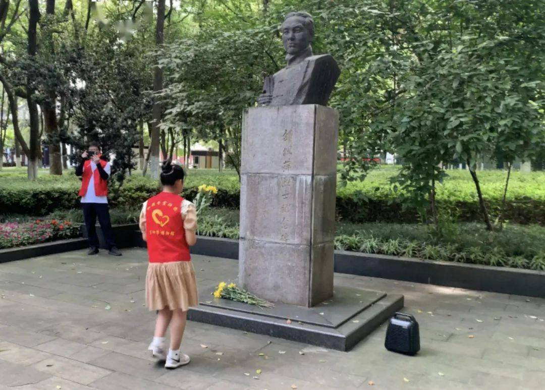 同学们向邵飘萍烈士献花同学们在邵飘萍铜像广场上唱红歌学生代表在