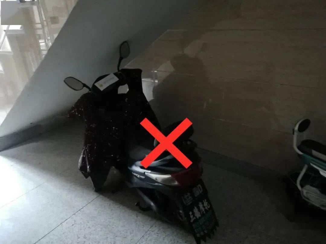 电动车违规楼道充电突然爆炸,仅一秒,母子双亡!
