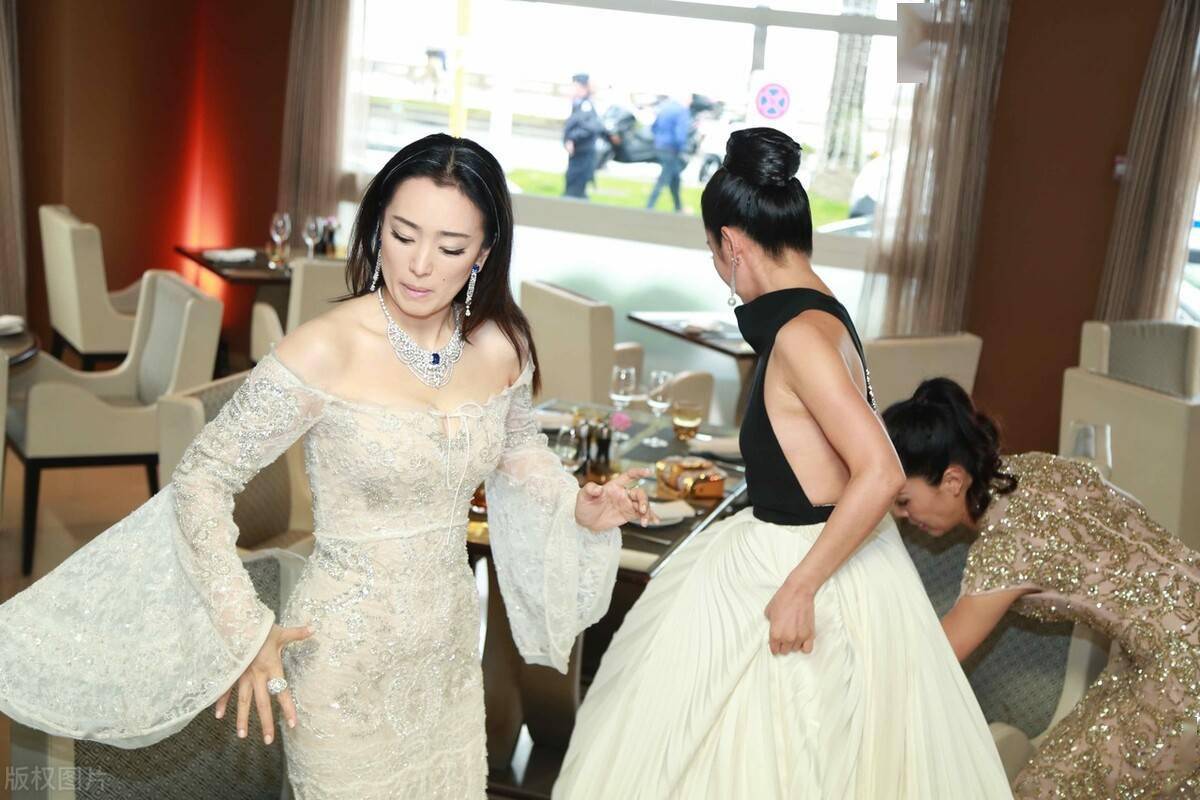 巩俐穿衣真时髦,白色蕾丝长裙点缀喇叭袖,气质高级又迷人