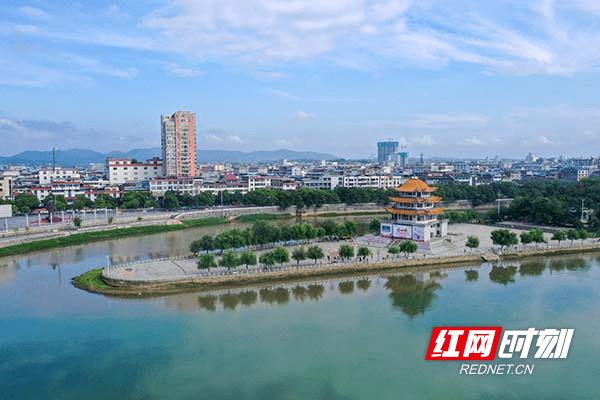 员 黄河清 蒋克青)2021年6月12日,潇水河穿过湖南省永州市道县县城