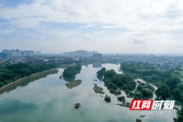 黄河清 蒋克青)2021年6月12日,潇水河穿过湖南省永州市道县县城,呈现