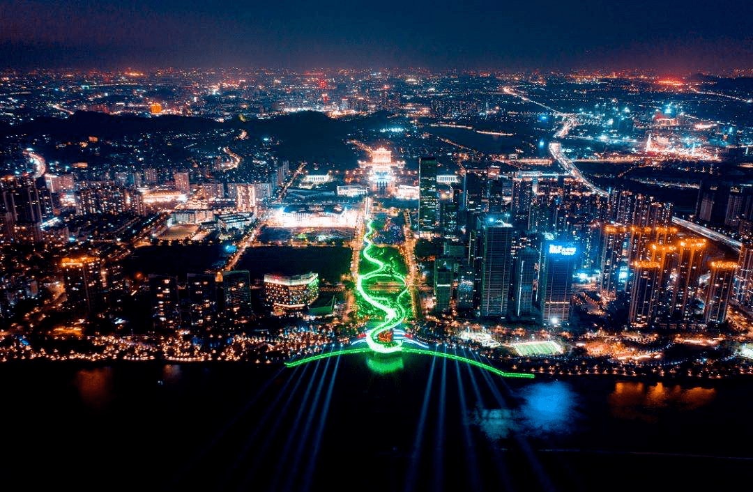 德胜河两岸的"金凤凰"夜景.