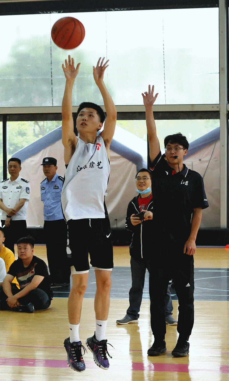 在每一次击掌和拥抱中感受团队的力量.