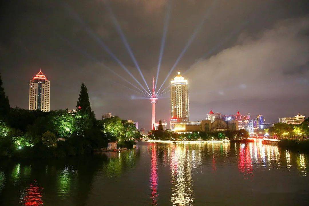 南通电视塔网红夜景打卡地这里就是南通新晋宛如飞碟空中旋转将天幕