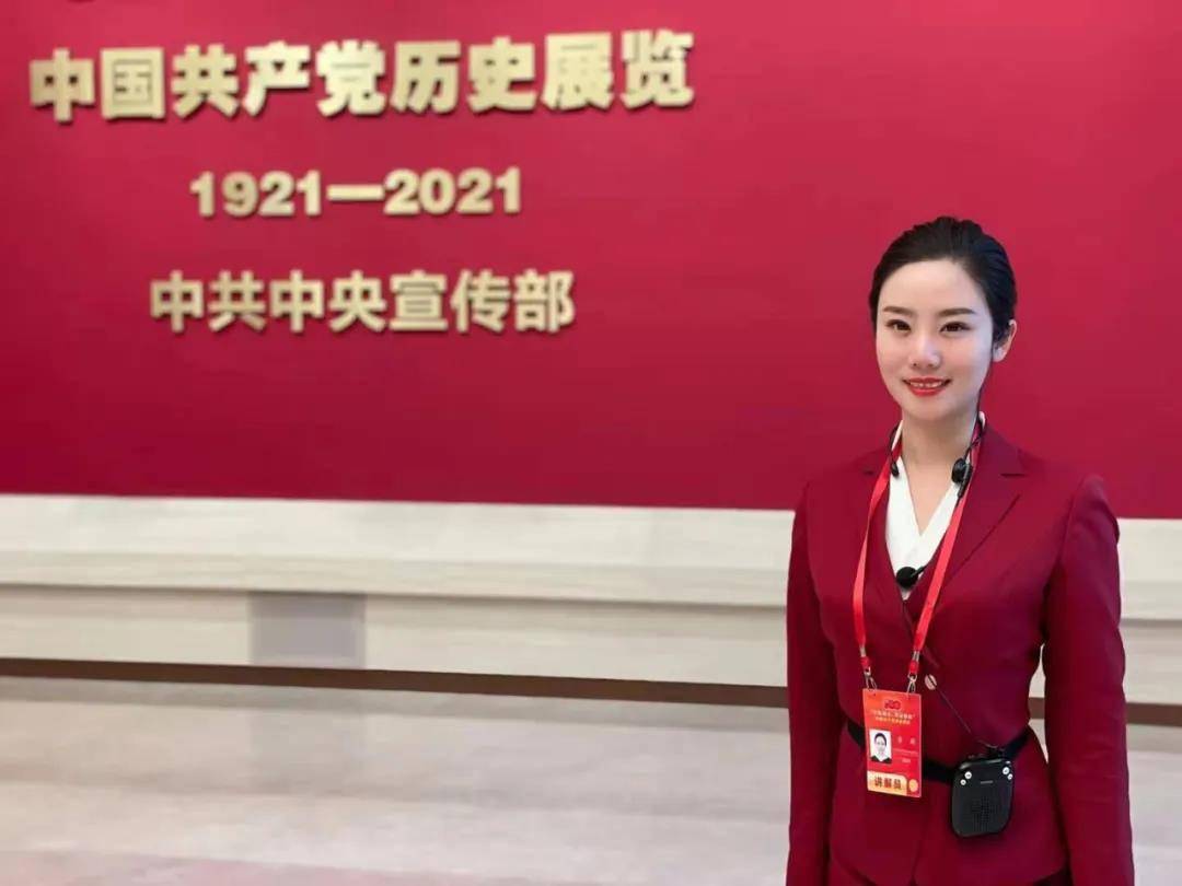 湖北讲解员章旖崔航为习近平总书记讲解党史展览