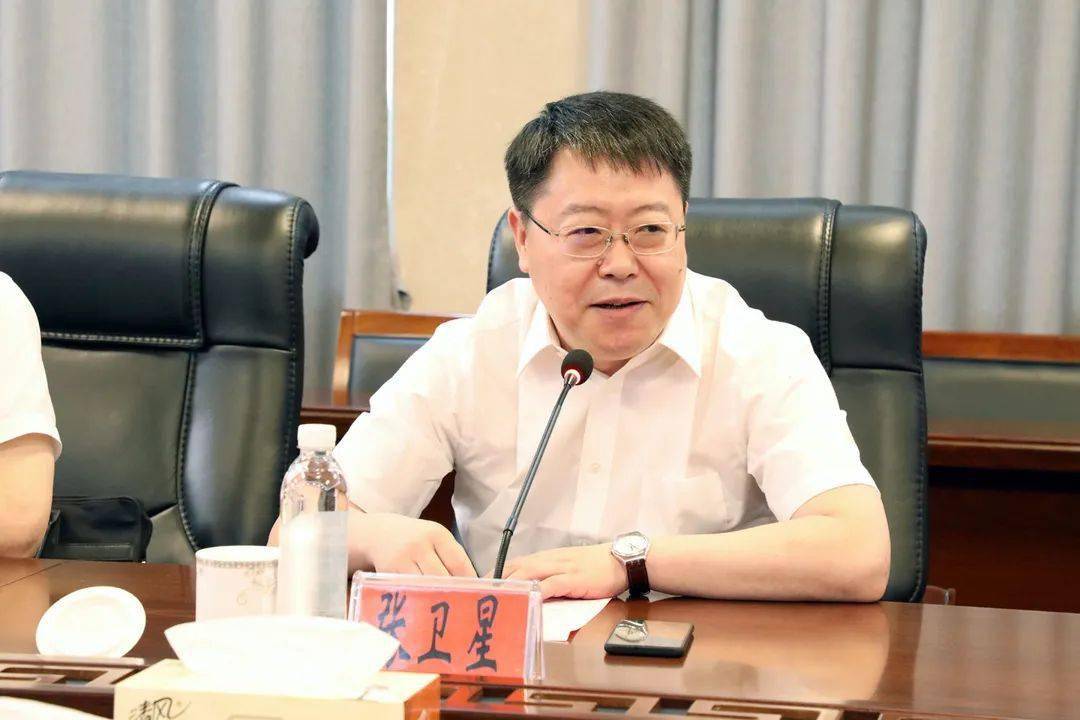 省教育厅教师工作处处长张卫星肯定海安中学校长和全体老师能够"仰望