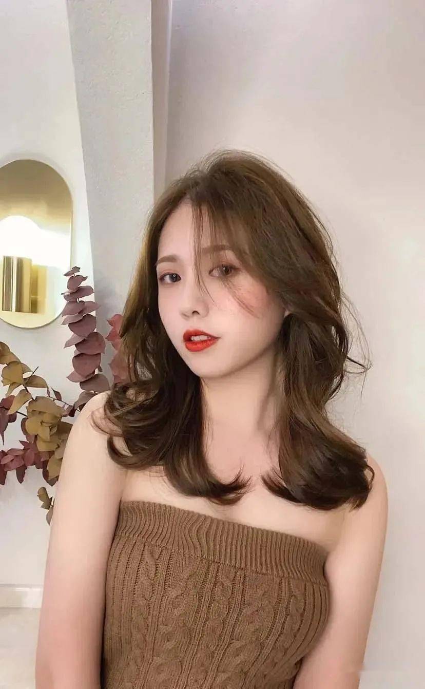 气垫烫是中长发妹子一定都可以驾驭的一款发型,  几乎适合所有脸型