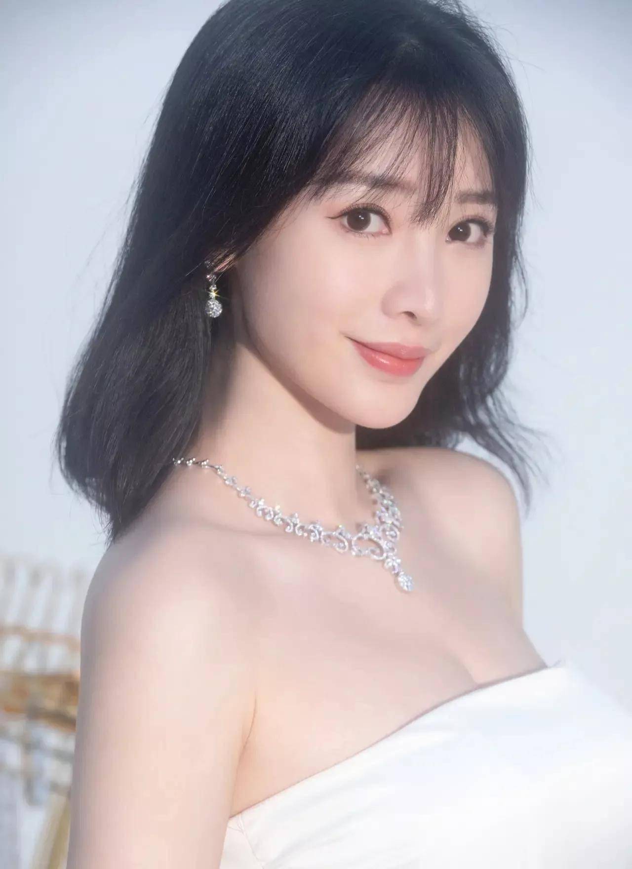 柳岩时尚女神写真合集:天生丽质,绝代佳人