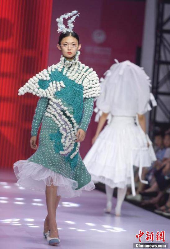 山东工艺美术学院表演专业的学生展示服装.