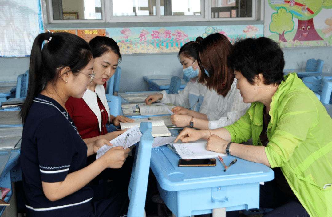 大连市甘井子区新华小学教学大手拉小手生本教育课堂一起走