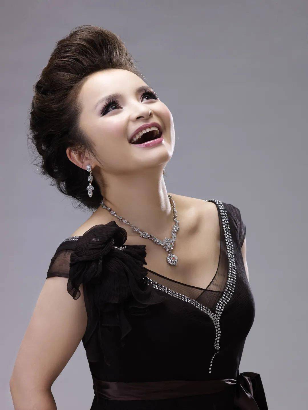 抒情花腔女高音歌唱家 她是中国首位将中国民族和西洋美声集于一身并