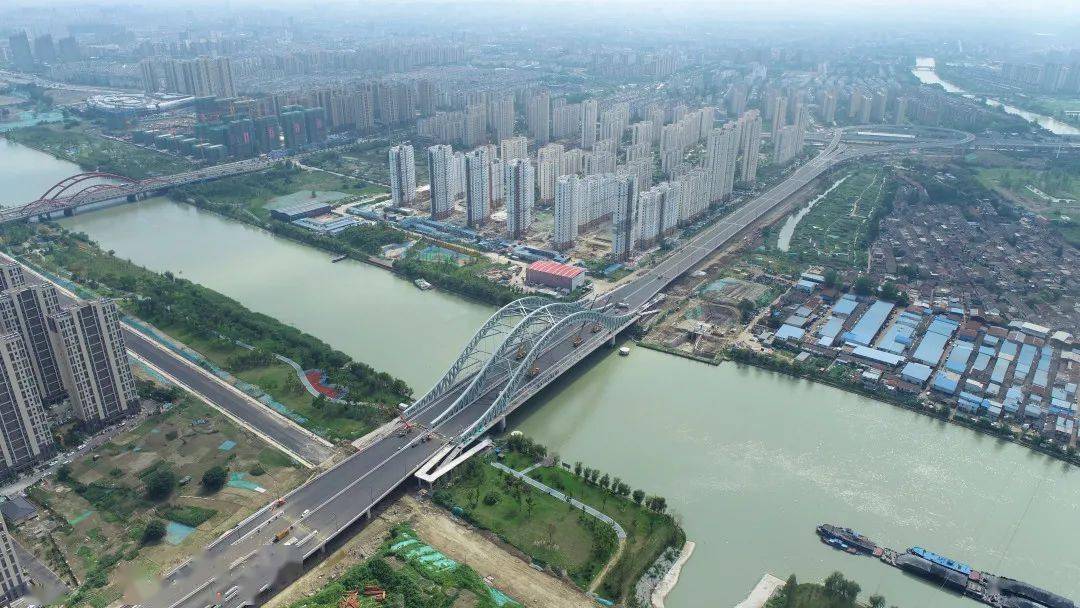 近日,扬州万福快速路项目控制性工程跨京杭运河大桥沥青摊铺工作顺利