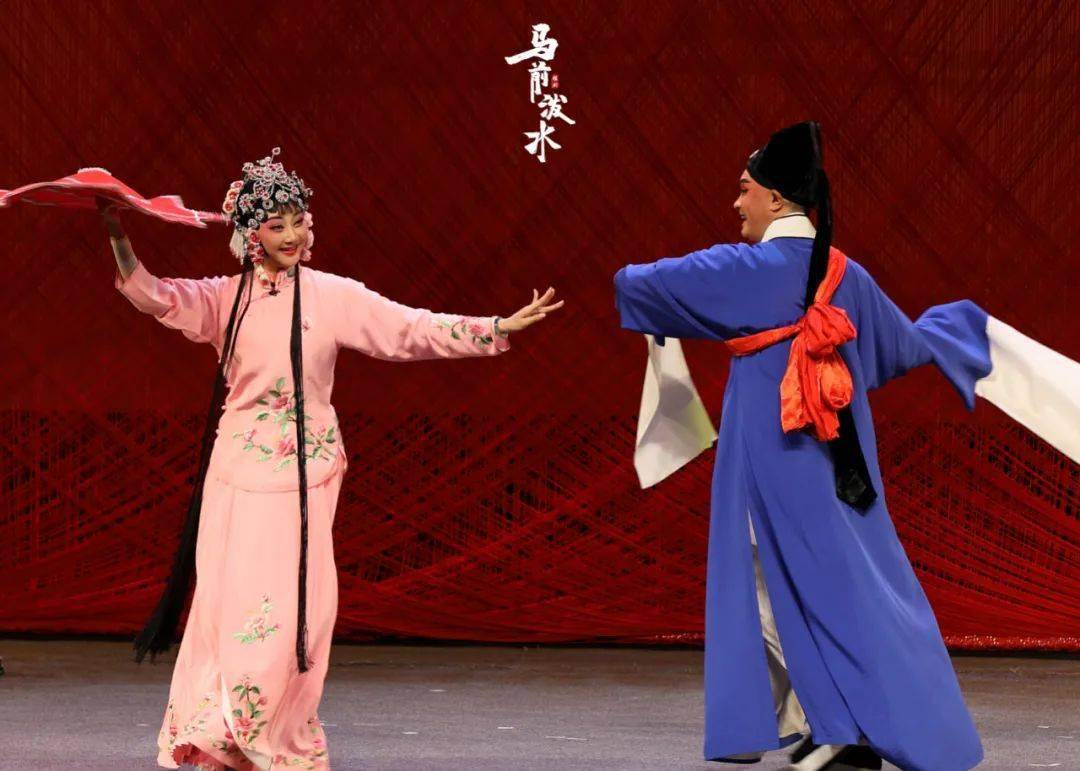 《马前泼水》分为"谈婚,煮饭,茹苦,离家,论嫁,还乡,回家"7 场.