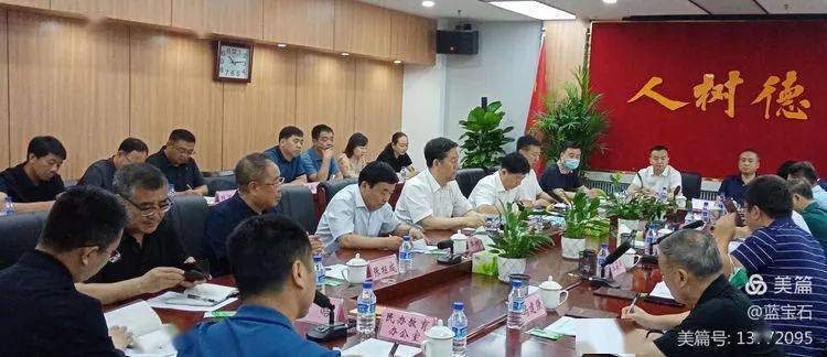 区教育局局长于洪飞参加了在市教育局举行的汇报会.