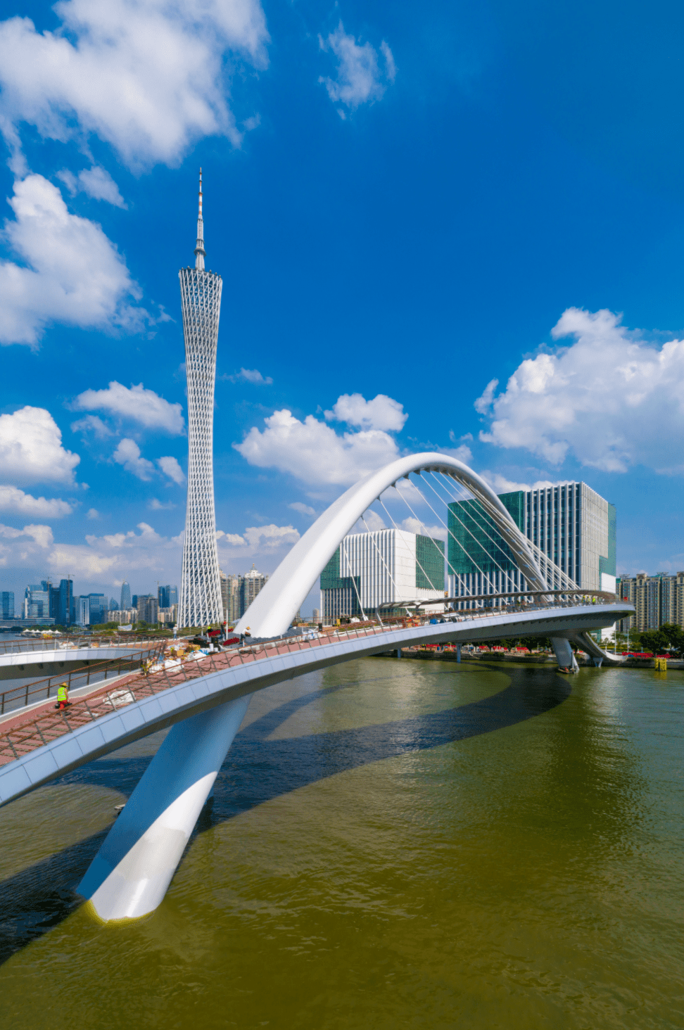 广州首座珠江两岸人行桥今日开通!