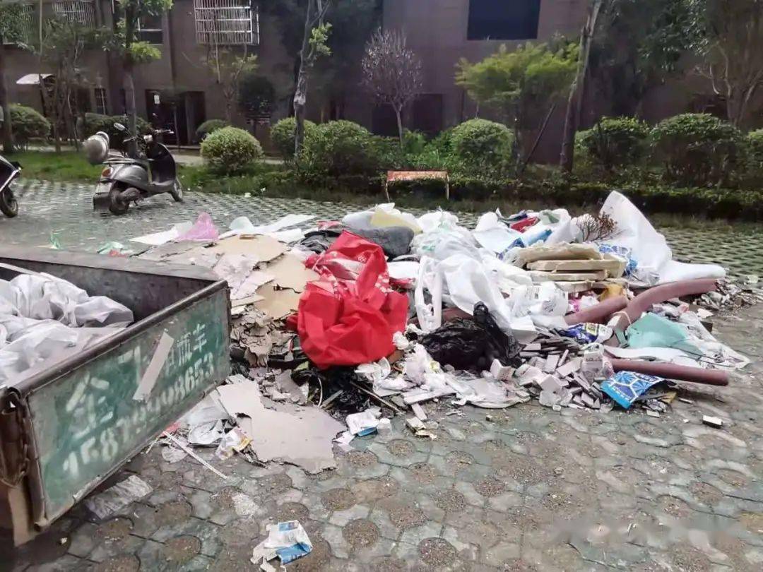 乐平市这个小区垃圾成堆居住环境堪忧,业主很无奈