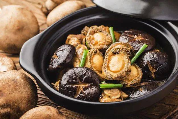 菜肴的主料和配汁主料如:松仁香菇 chinese mushrooms with pine nuts