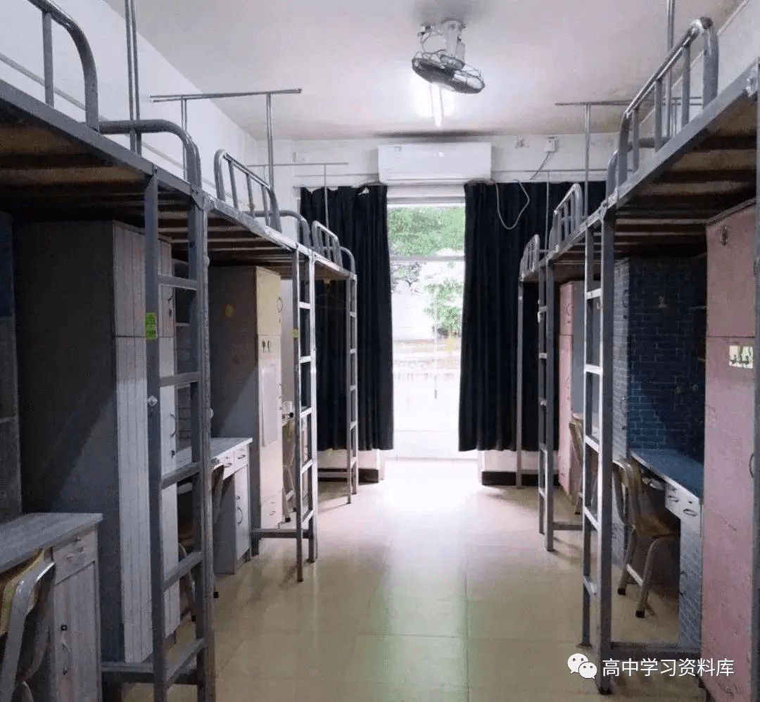 宿舍内景 广东东软学院 学校实行封闭式公寓化管理,新生入学第一年