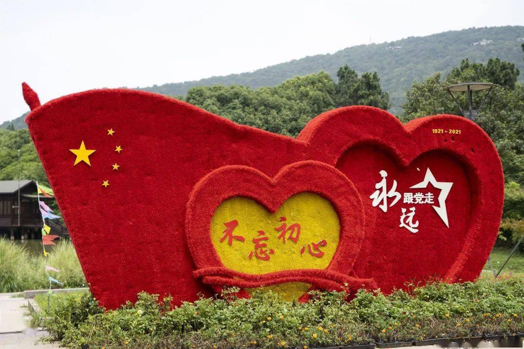 风景线 主要交通道路 各个宣传栏 随处可见 "庆祝中国共产党成立100