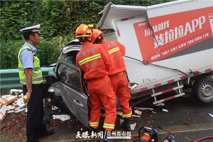 高速公路车祸现场,遍地都是小龙虾!