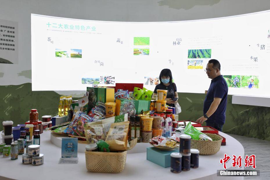图为成就展展出的贵州扶贫产品吸引参观者 瞿宏伦 摄