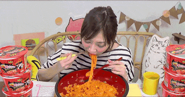 不知道大家是不是和小编一样  吃饭的时候一定要开着美食视频下饭