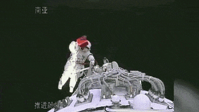 中国空间站航天员成功出舱,揭秘太空行走有多难?