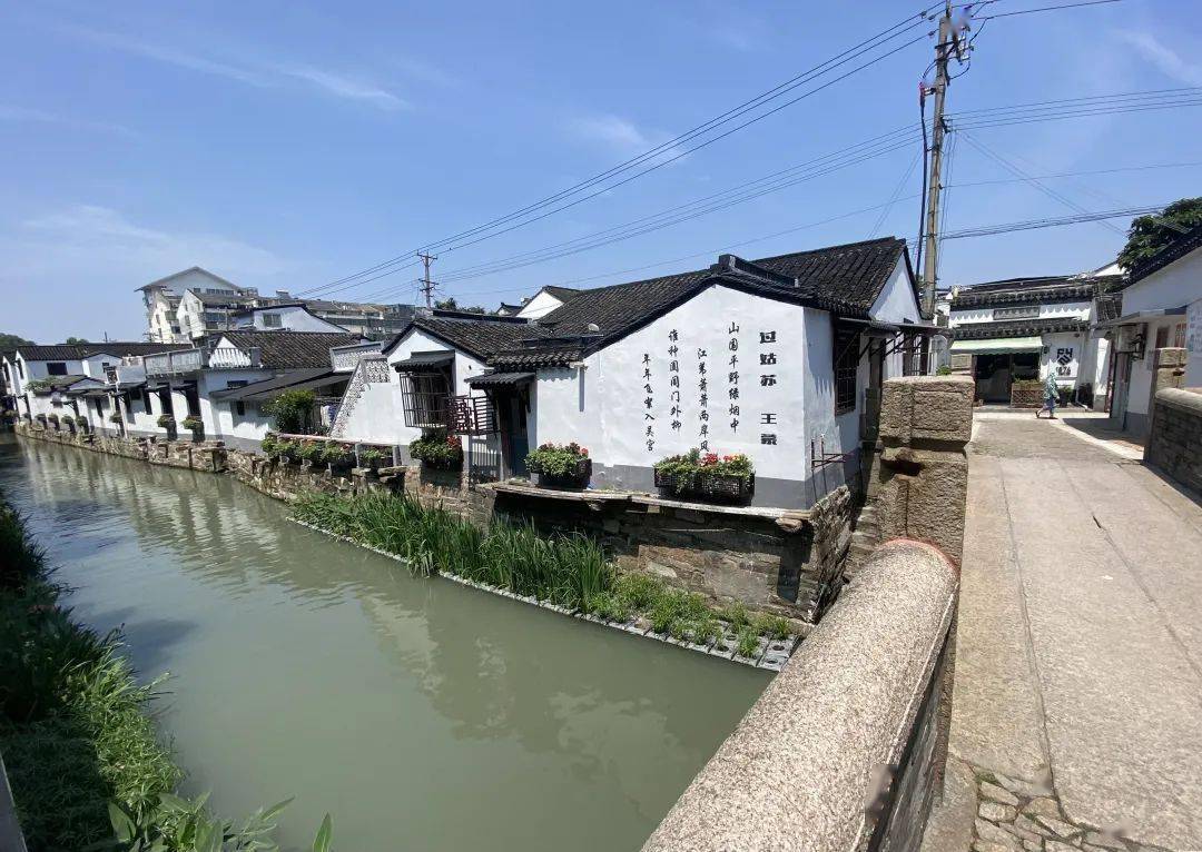 我为群众办实事 沧浪街道背街小巷颜值提升 绿益创享师绘就唯美"