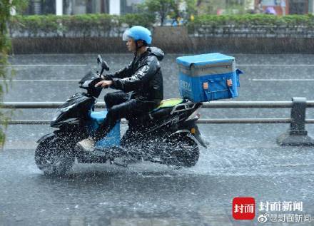 你们辛苦了!成都外卖小哥冒雨送餐