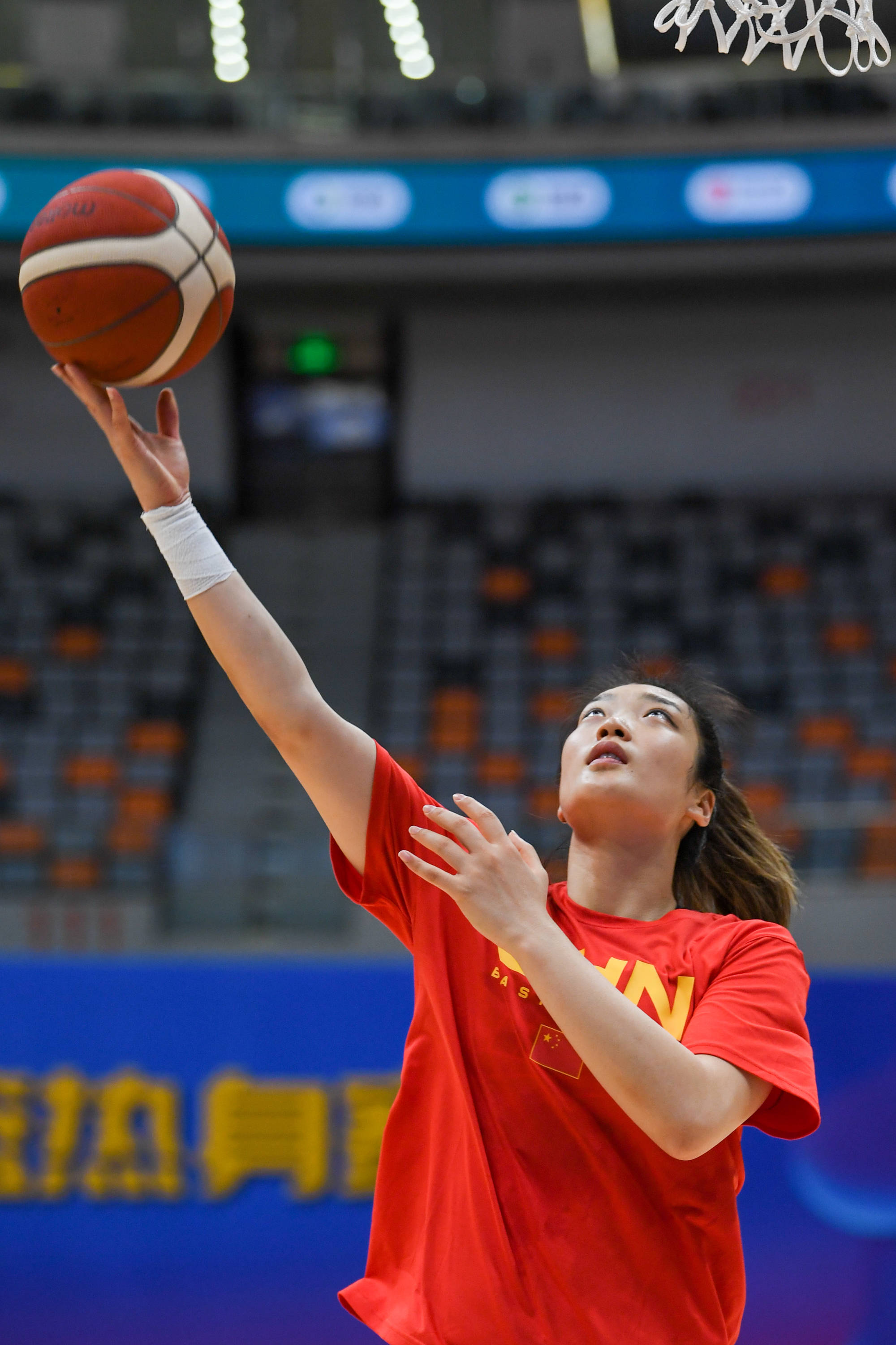 7月9日,中国女篮队员李梦在训练中.