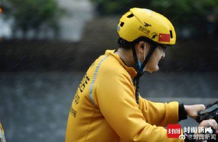 你们辛苦了!成都外卖小哥冒雨送餐
